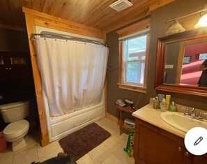 Combined shower/bathtub, jetted bath, hair dryer, towels