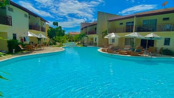 Apartemen | Kolam renang | 2 kolam renang outdoor, dengan cabana gratis dan payung kolam renang