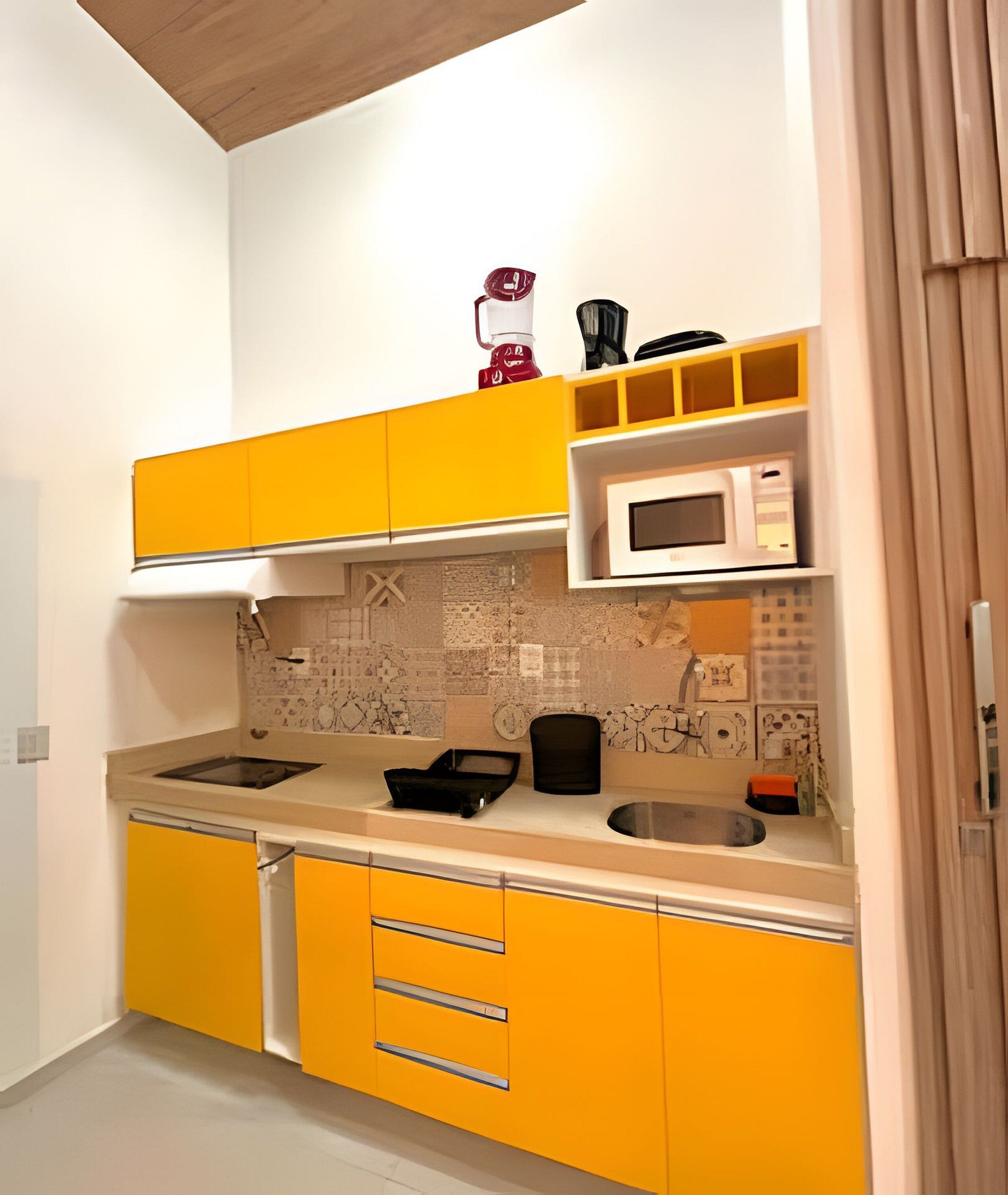 Basic Apartment | Private kitchen | Microwave, coffee/tea maker, blender, cookware/dishes/utensils