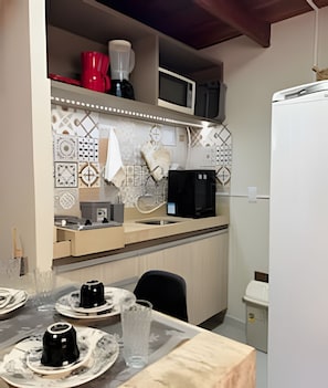 Apartamento | Cozinha privada | Micro-ondas, cafeteira/chaleira, liquidificador