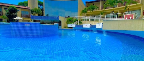 Departamento clásico | Alberca | 2 albercas al aire libre y camas balinesas gratuitas