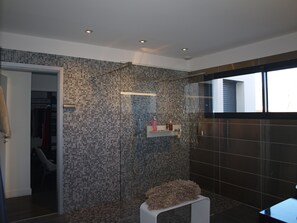 Shower, towels