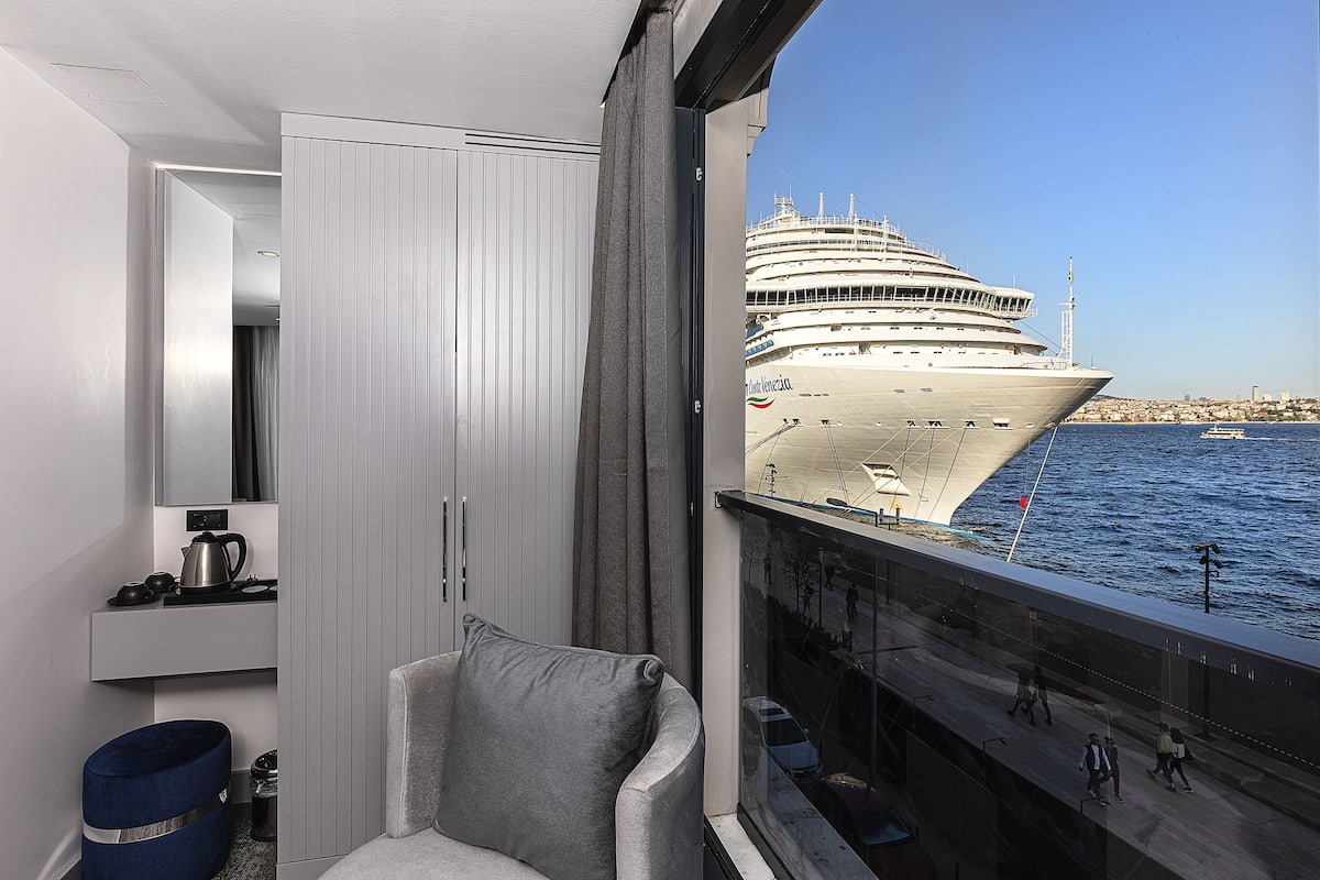 Deluxe Room, Sea View | Premium bedding, minibar, in-room safe, laptop workspace