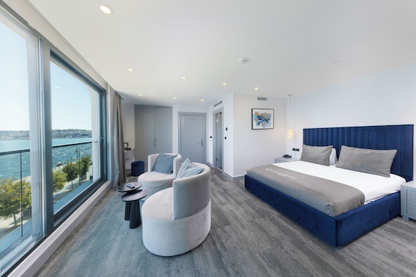 Deluxe kamer, uitzicht op zee | Luxe beddengoed, een minibar, een kluis op de kamer, een laptopwerkplek