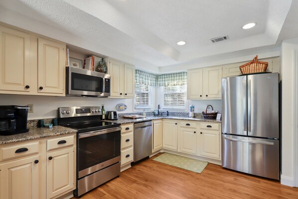 冰箱、微波炉、烤箱、炉灶