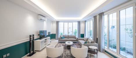 아파트, 침실 2개 | 거실 공간 | 디지털 채널 시청이 가능한 42인치 LCD TV, TV