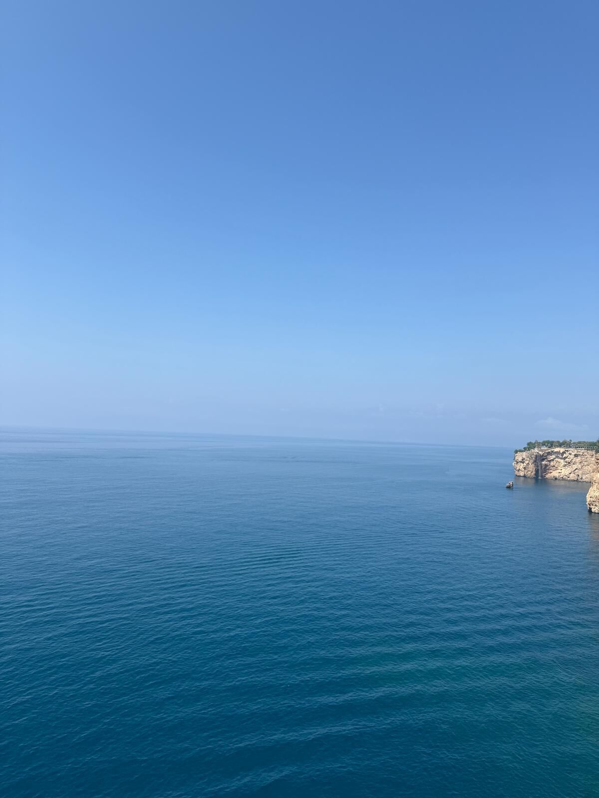 Vista costera con cielo despejado y mar tranquilo.