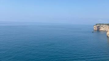 Vista costera con cielo despejado y mar tranquilo.