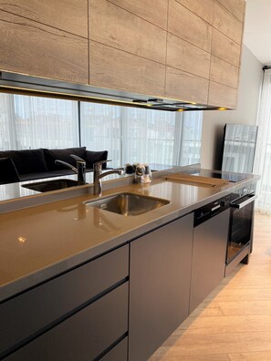 Refrigerador con freezer, horno, placa de cocina, lavavajillas