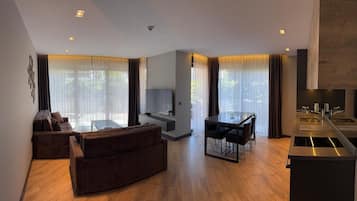 Suite, uitzicht op tuin | Luxe beddengoed, een kluis op de kamer, individueel gedecoreerd