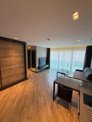 Ropa de cama de alta calidad y caja de seguridad en la habitación 