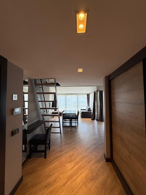 Loft de disseny | 1 dormitori, roba de llit d'alta qualitat i caixa forta a l'habitació