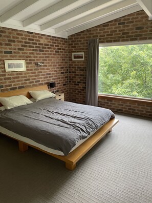 4 bedrooms, in-room safe, desk, iron/ironing board