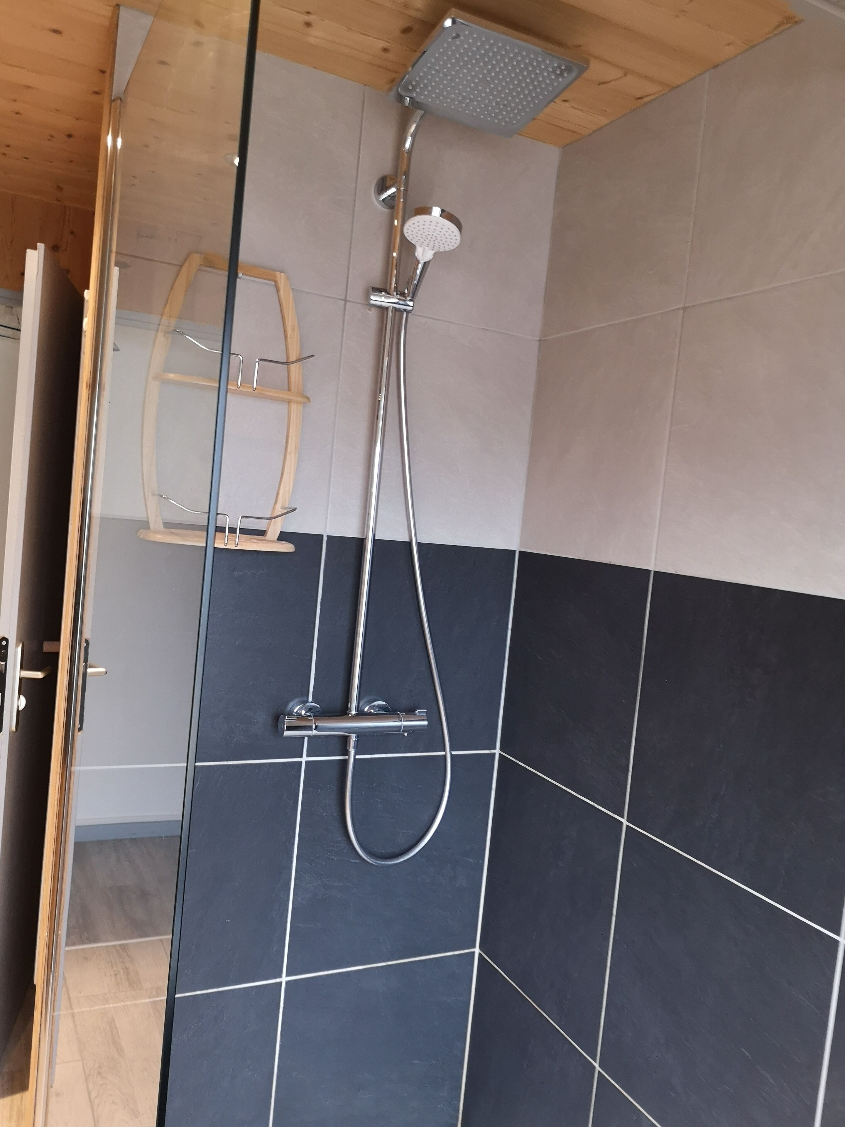 Douche, séchoir à cheveux, serviettes fournies, savon