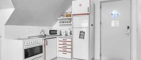 Großer Kühlschrank, Mikrowelle, Ofen, Herdplatte