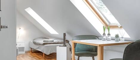 Double or Twin Room | Ruang kerja komputer riba, langsir/tirai gelap terus, Wi-fi percuma