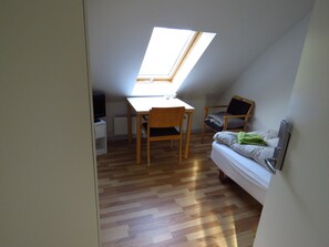 Single Room | Laptop workspace, blackout drapes, travel crib, free WiFi