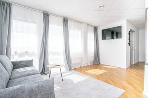 Deluxe Apartment | Desk, laptop workspace, soundproofing, free WiFi