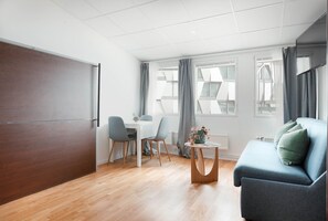 Studio – family (XXL) | Oppholdsområde | En 43-tommers Flatskjerm-TV med digitale kanaler samt TV