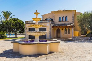 Property grounds - Fantastic pool with slide, private tennis court (Felanitx)