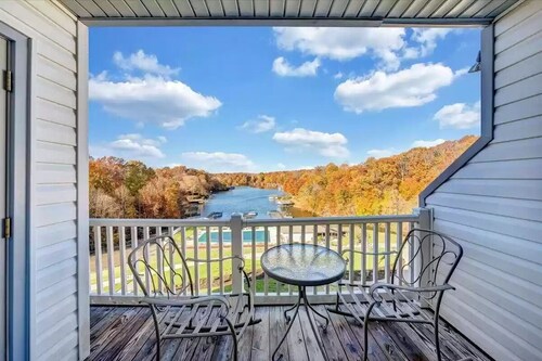 Lakefront Condo, Sunset Views, Boat Slip, Pool, WIFI