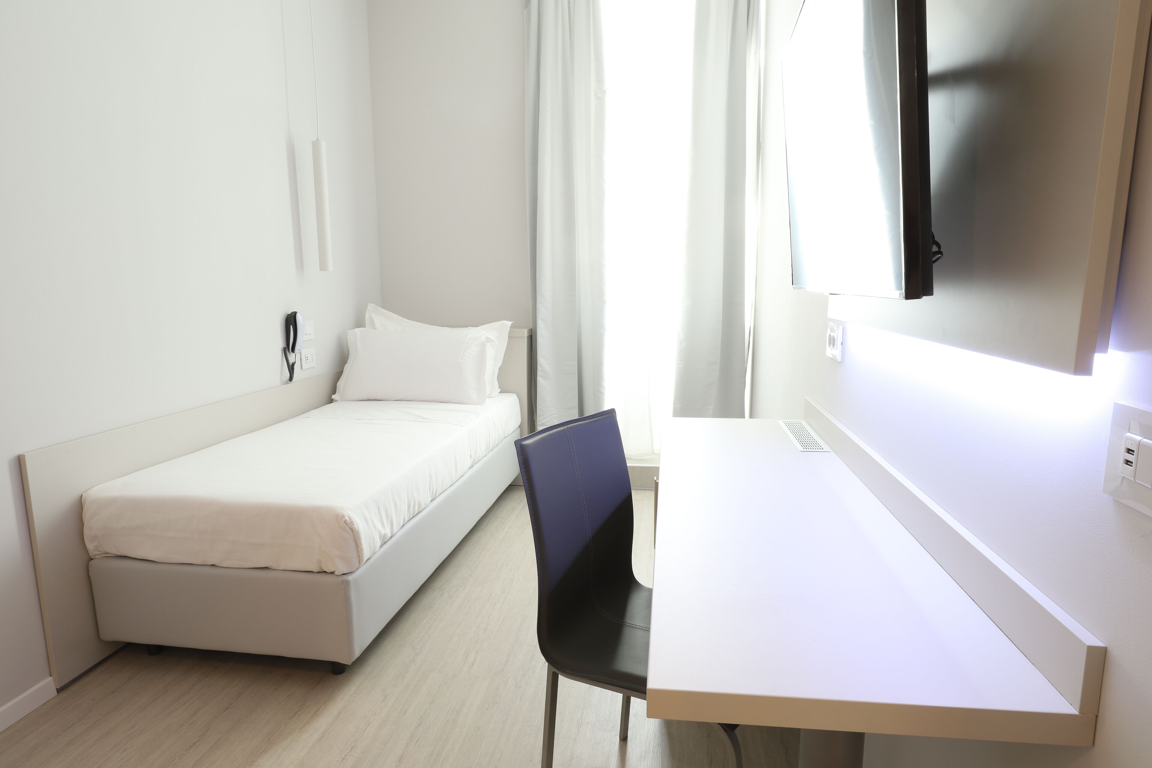 single room | down duvets, minibar, in-room safe, individually furnished