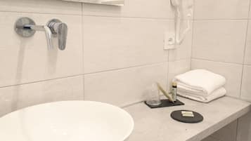 Chambre Double | Salle de bain | Sèche-cheveux, bidet, serviettes fournies, savon
