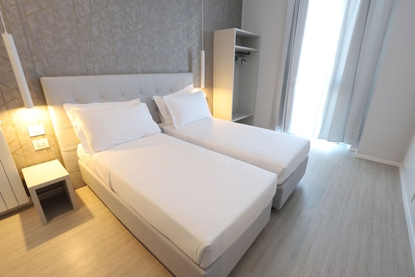 Habitación con 2 camas individuales | Edredón, minibar y caja de seguridad en la habitación 