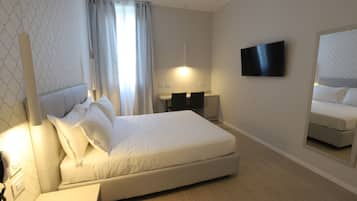 Double Room | Minibar, in-room safe, individually furnished, desk