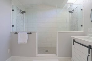 Badewanne, Haartrockner, Handtücher, Shampoo