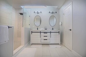 Bathtub, hair dryer, towels, shampoo
