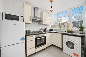 Fridge, microwave, oven, stovetop - Cosy 3-Bedroom House • Free Parking • Garden • Fast Wifi • Self-Check-In (Coventry)