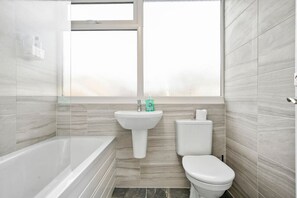 Hair dryer, towels - Cosy 3-Bedroom House • Free Parking • Garden • Fast Wifi • Self-Check-In (Coventry)