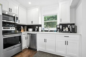 Jääkaappi, mikroaaltouuni, uuni, liesi