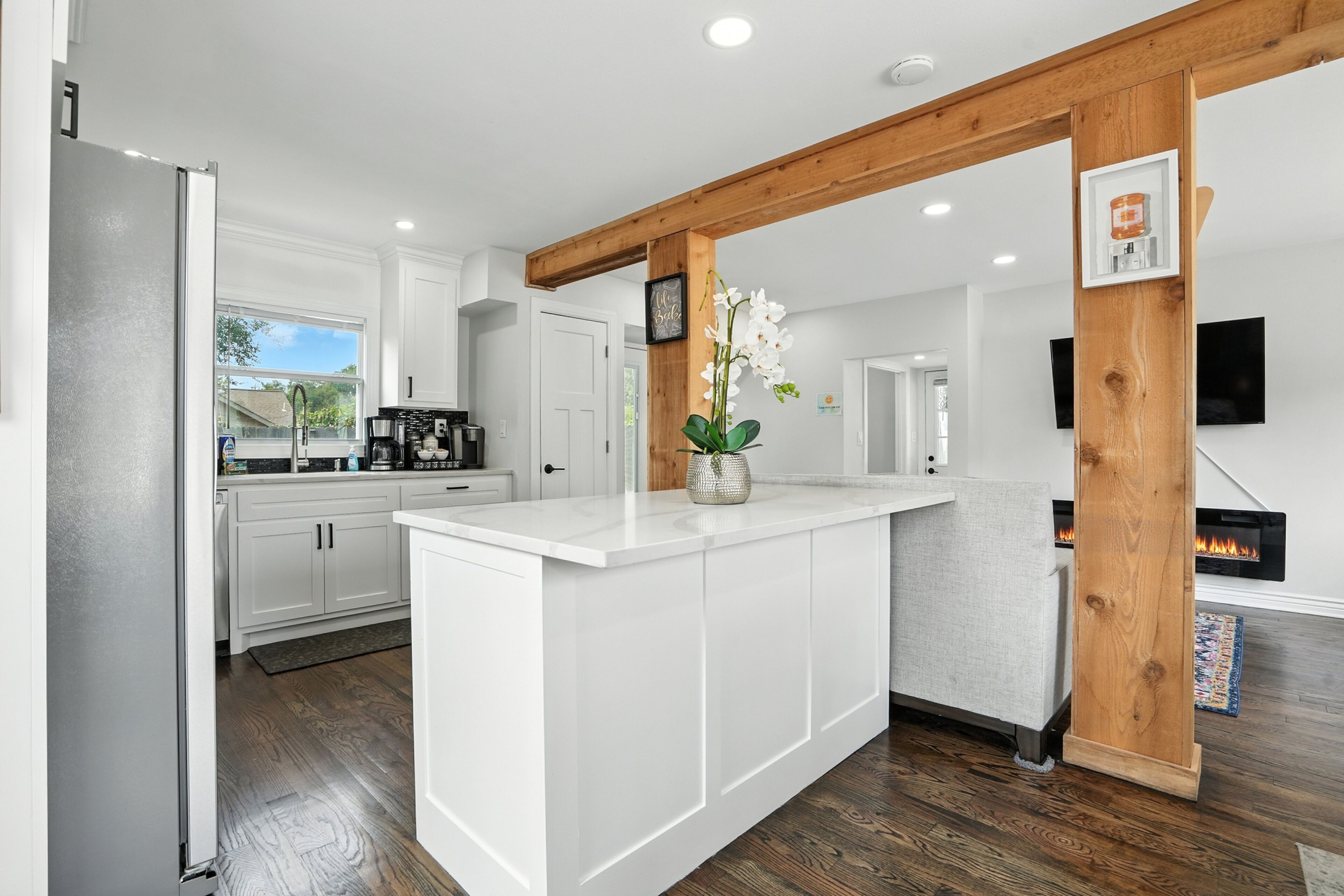 Réfrigérateur, micro-ondes, four, plaque de cuisson