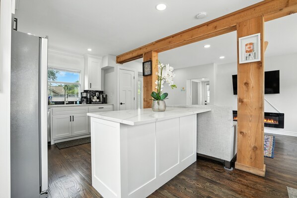 Refrigerador, microondas, horno y parrilla de estufa 