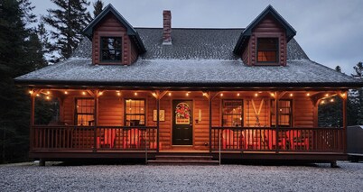 Evergreen Lodge - Rangeley cabin with 3 bedrooms and loft in prime location.