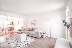 Smart TV, chimenea y oficina 