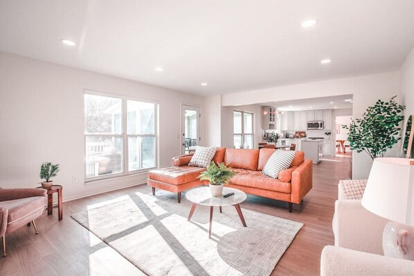 Smart TV, chimenea y oficina 