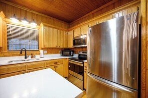 Oven, stovetop, dishwasher, cookware/dishes/utensils