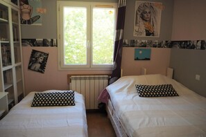 2 bedrooms, travel crib, free WiFi, bed sheets - Cozy Vacation House with Pool, Vernègues (Vernègues)