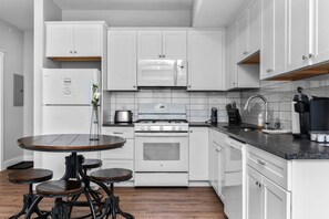 Kühlschrank, Mikrowelle, Ofen, Herdplatte