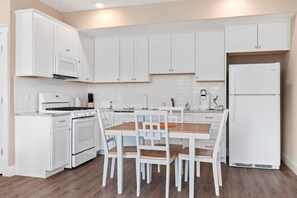 Een koelkast, een magnetron, een oven, een kookplaat