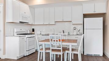 Jääkaappi, mikroaaltouuni, uuni, liesi