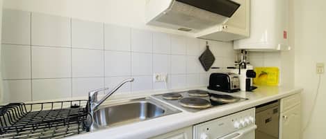 Fridge, oven, stovetop, dishwasher