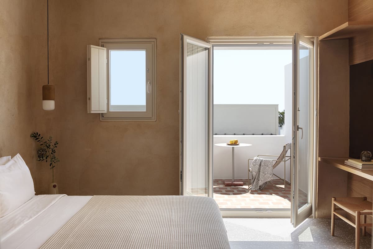 Luxury Studio Suite, Private Jacuzzi | Premium bedding, pillowtop beds, minibar, in-room safe