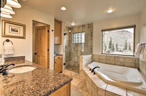Bathtub, hair dryer, towels - Luxury End Unit Townhome - Easy Access to Slopes - Views/Huge Deck (Durango)