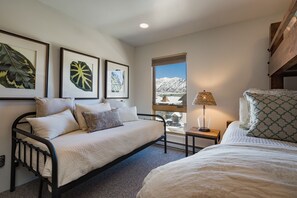 4 bedrooms, iron/ironing board, free WiFi, bed sheets - Luxury End Unit Townhome - Easy Access to Slopes - Views/Huge Deck (Durango)