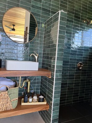 Dusche, Haartrockner, Seife, Shampoo