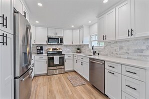 Refrigerador, microondas, horno y parrilla de estufa 